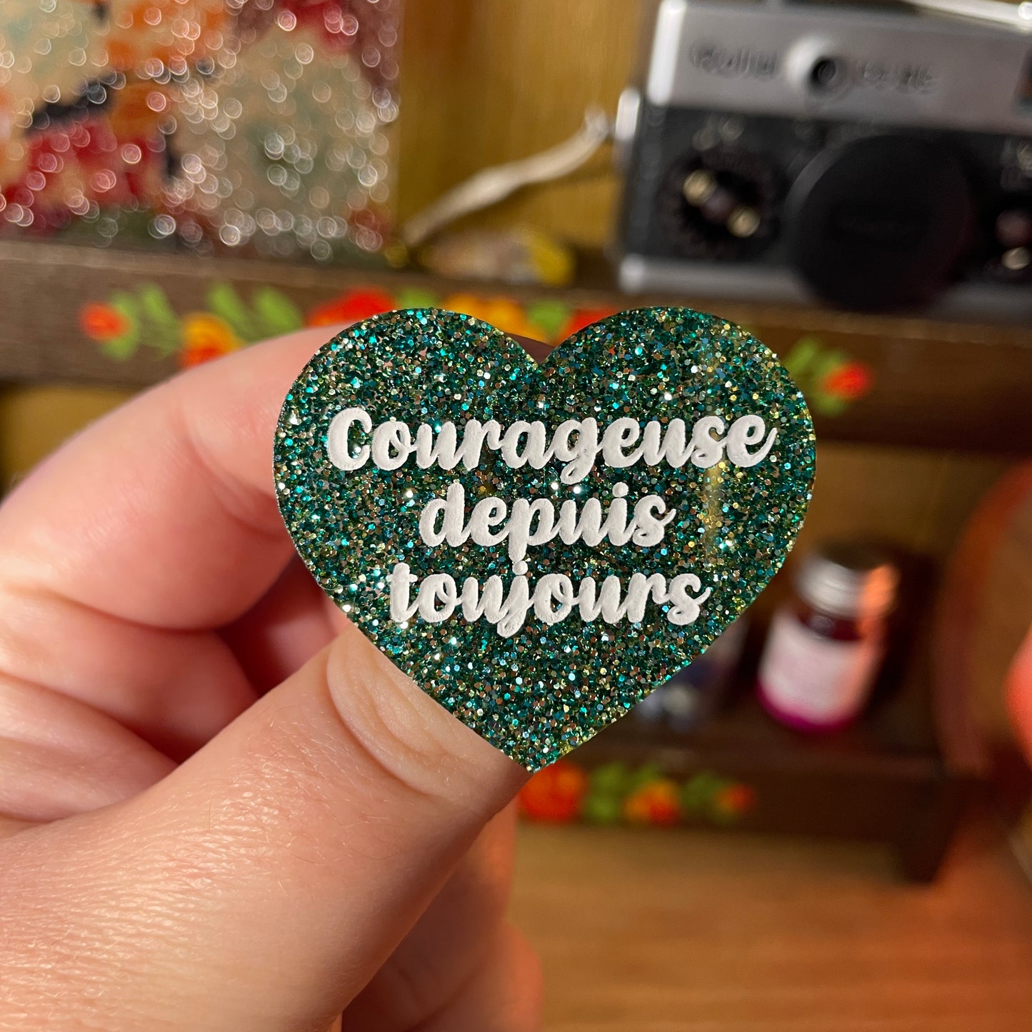 Broche "Courageuse depuis toujours" en acrylique à paillettes vertes