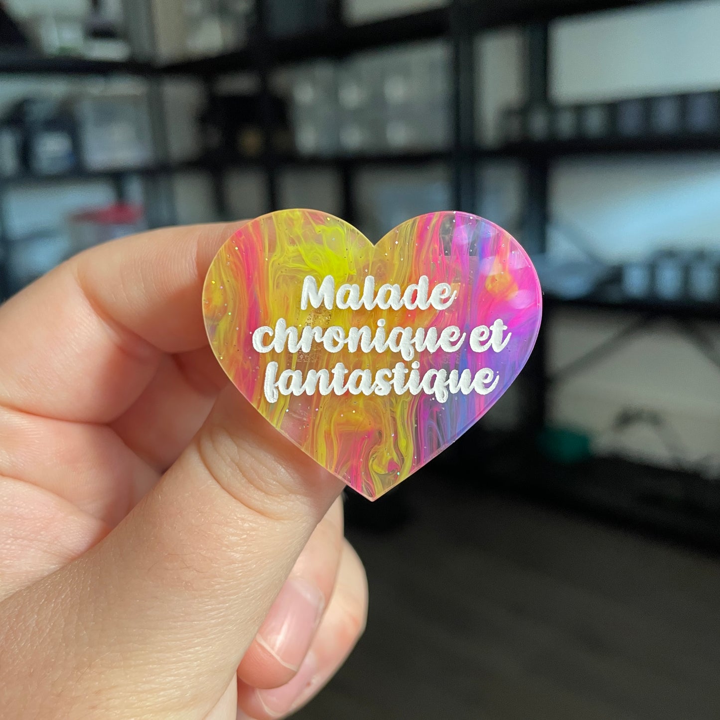 Broche "Malade chronique et fantastique" en acrylique semi transparente marbrée multicolore