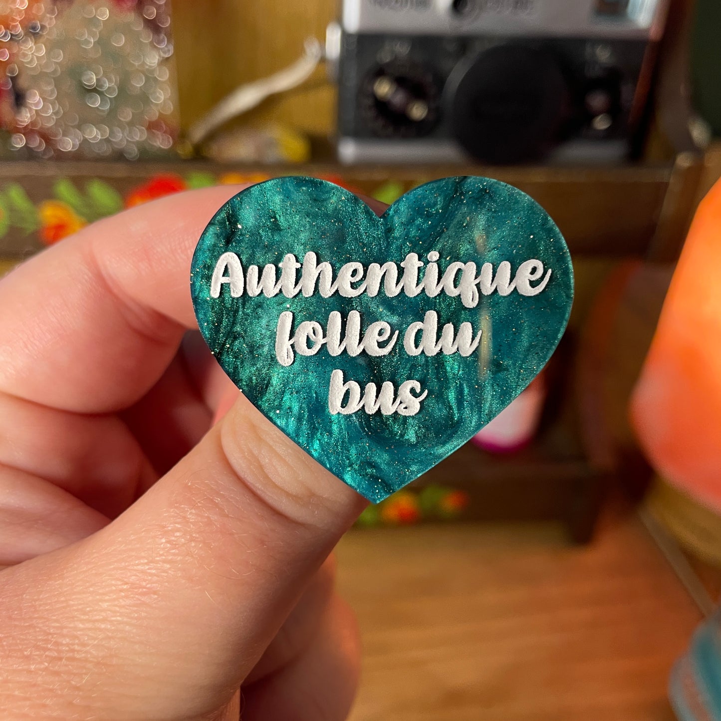 Broche "Authentique folle du bus" en acrylique marbrée verte et noire à paillettes
