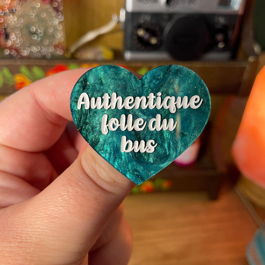 Broche "Authentique folle du bus" en acrylique marbrée verte et noire à paillettes