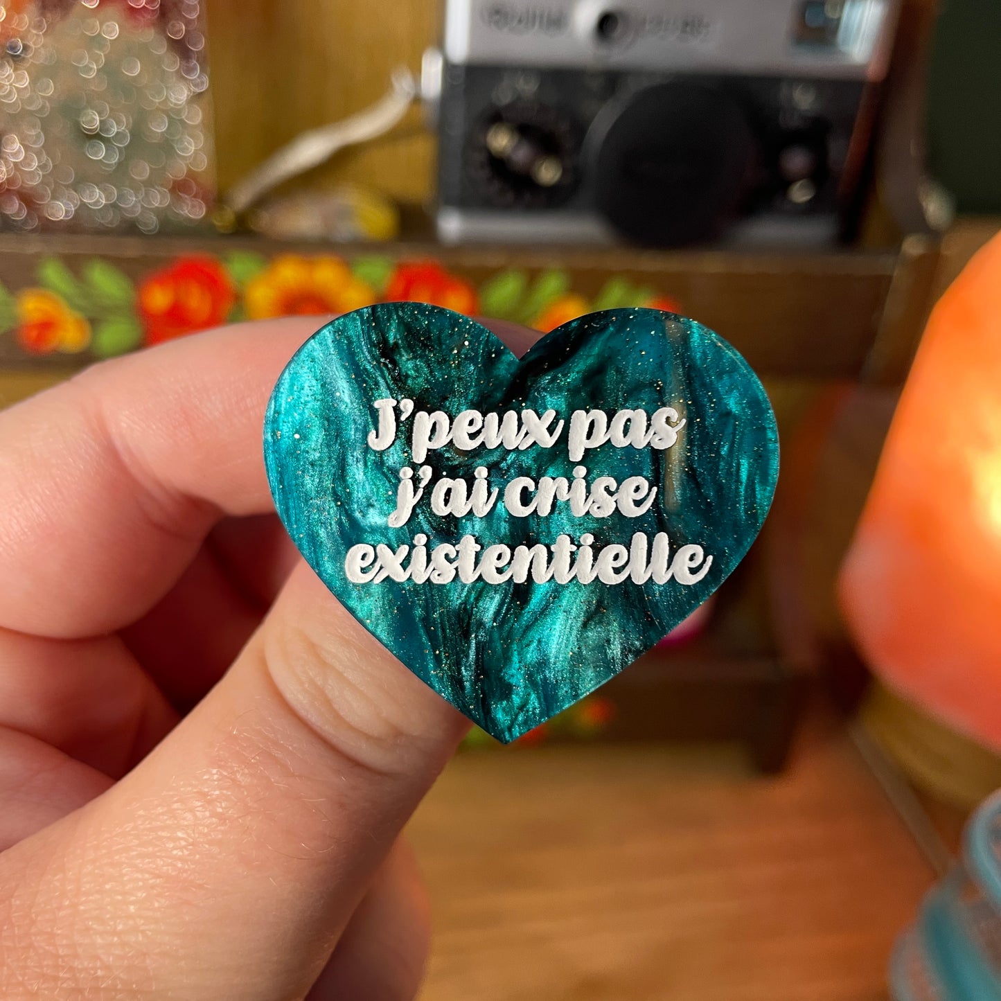 Broche "J'peux pas j'ai crise existentielle" en acrylique marbrée verte et noire à paillettes
