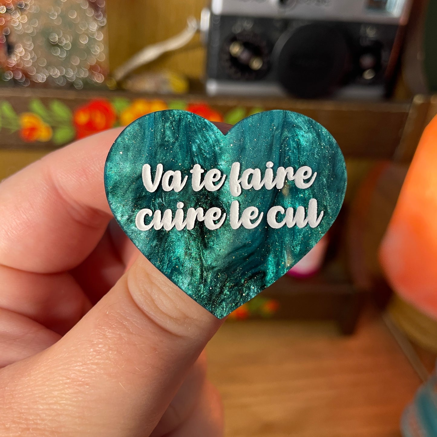 Broche "Va te faire cuire le cul" en acrylique marbrée verte et noire à paillettes
