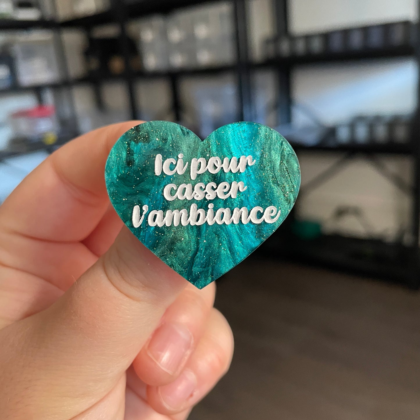Broche "Ici pour casser l'ambiance" en acrylique marbrée verte et noire à paillettes