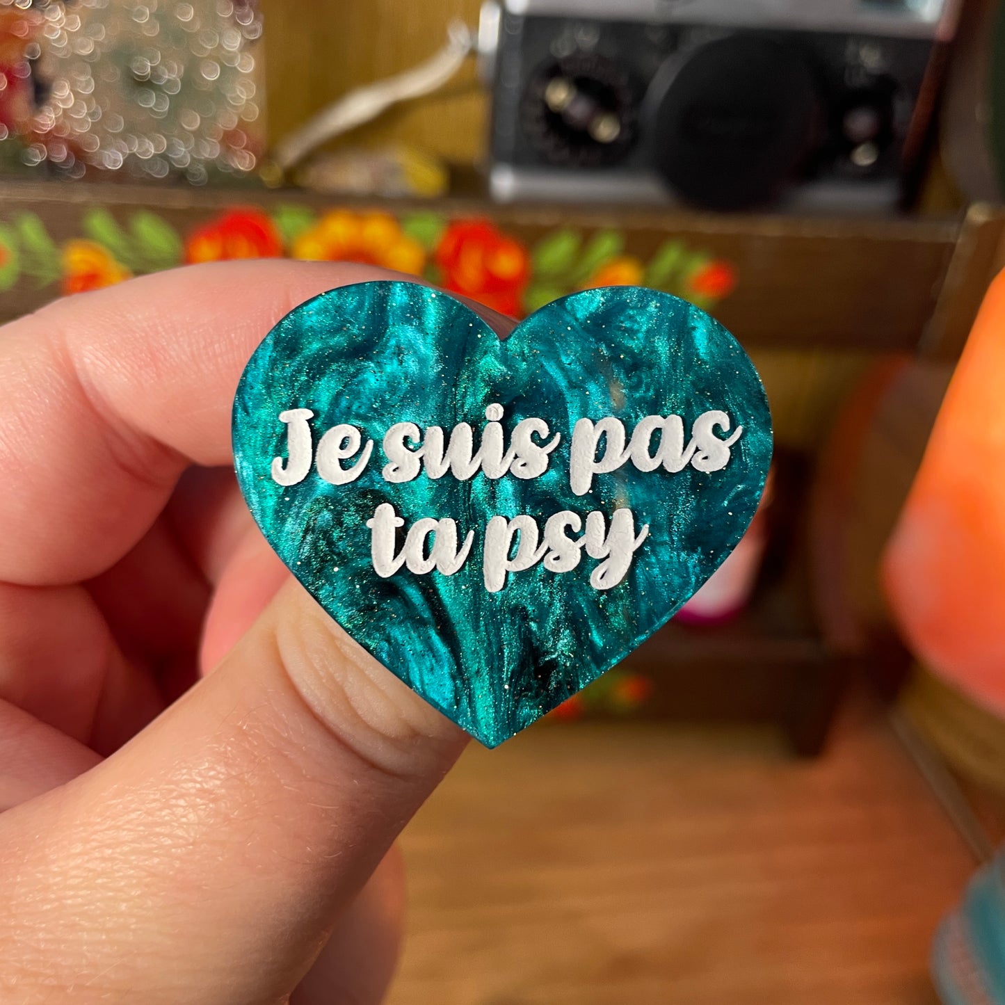 Broche "Je suis pas ta psy" en acrylique marbrée verte et noire à paillettes