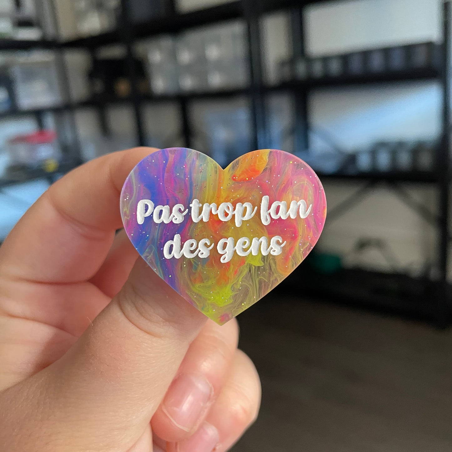 Broche "Pas trop fan des gens" en acrylique semi transparente marbrée multicolore