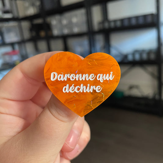 Broche "Daronne qui déchire" en acrylique japonaise semi transparente orange avec des confettis