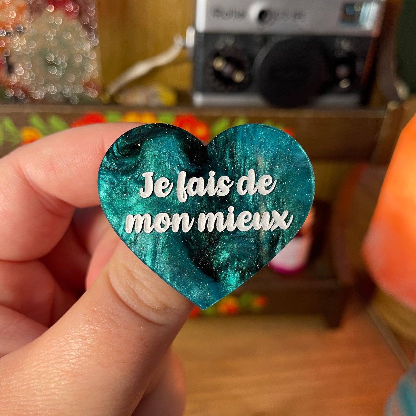 Broche "Je fais de mon mieux" en acrylique marbrée verte et noire à paillettes