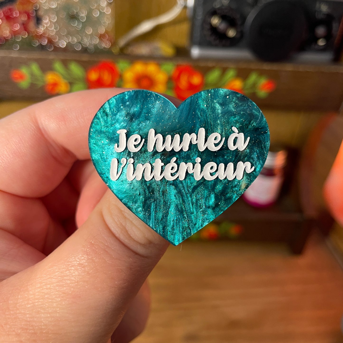 Broche "Je hurle à l'intérieur" en acrylique marbrée verte et noire à paillettes