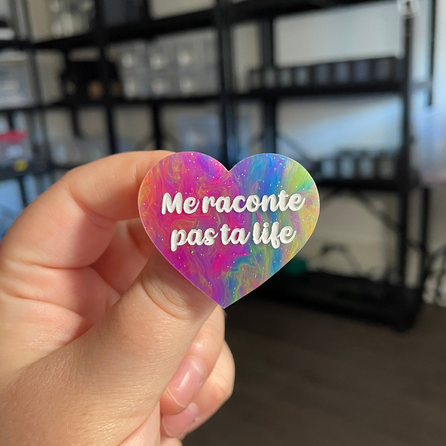 Broche "Me raconte pas ta life" en acrylique semi transparente marbrée multicolore