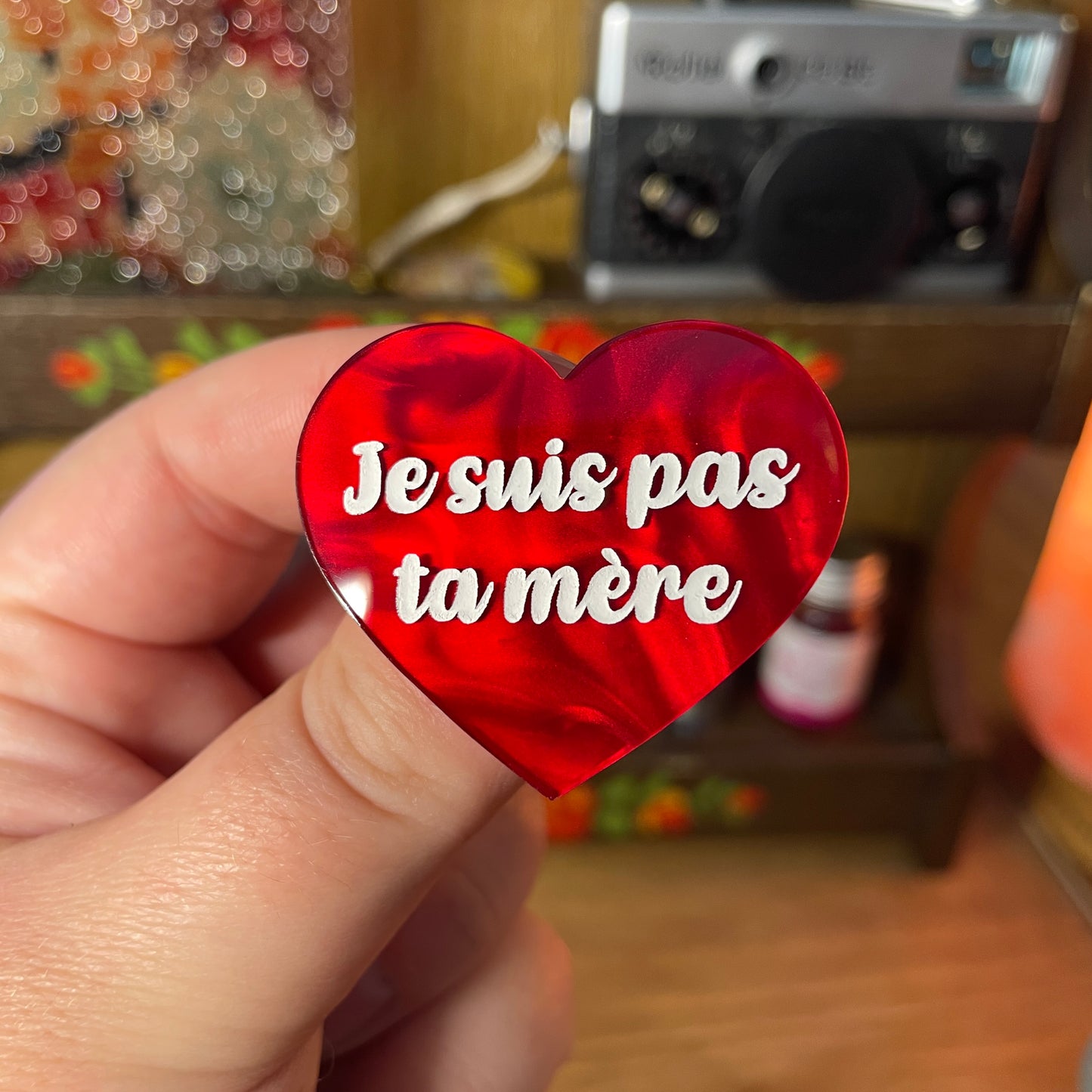 Broche "Je suis pas ta mère" en acrylique marbrée rouge