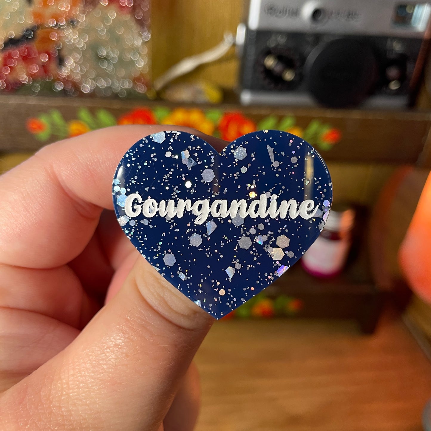 Broche "Gourgandine" en acrylique bleue à paillettes
