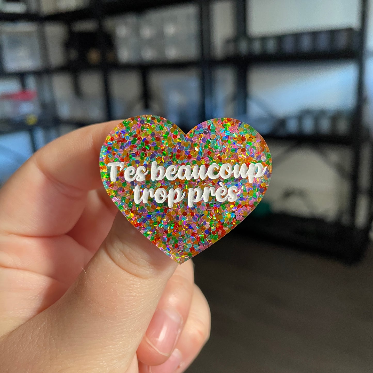 Broche "T'es beaucoup trop près" en acrylique semi transparente avec des pois multicolores