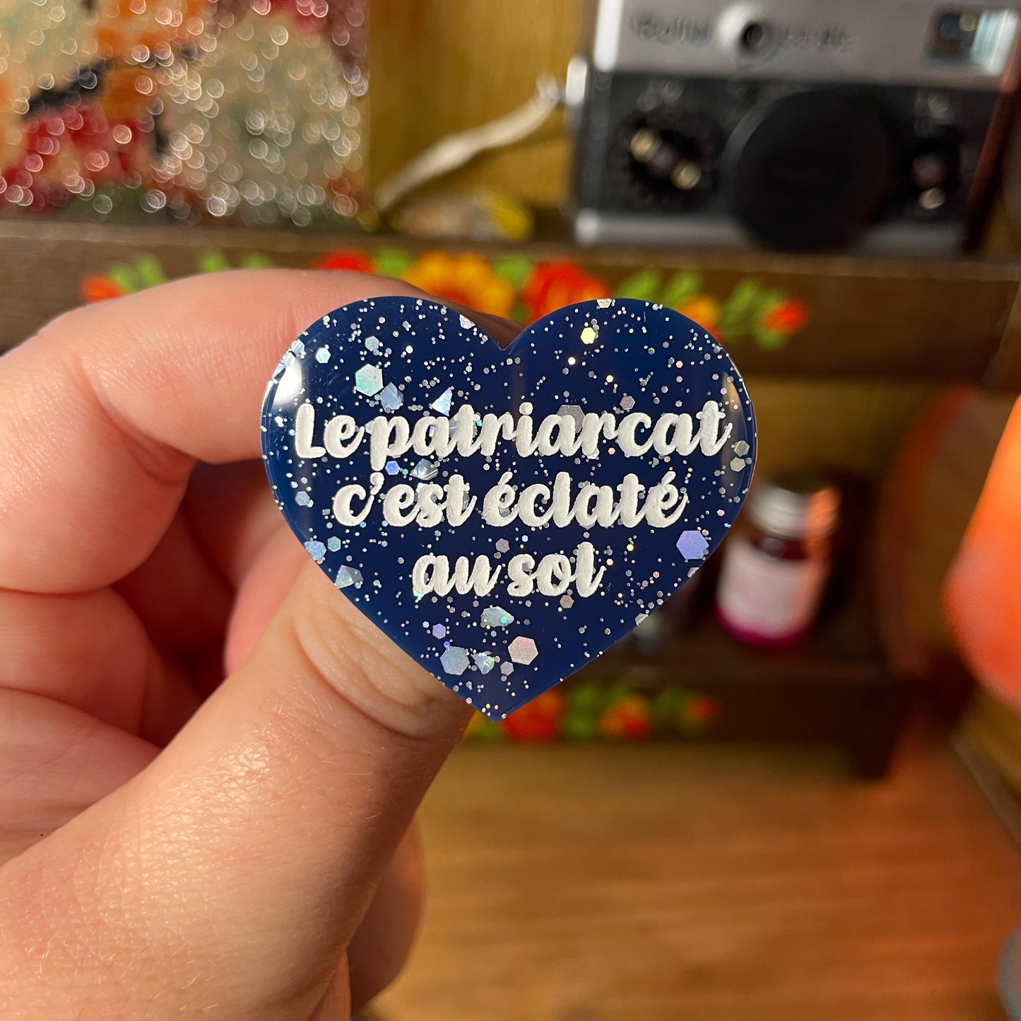 Broche "Le patriarcat c'est éclaté au sol" en acrylique bleue à paillettes