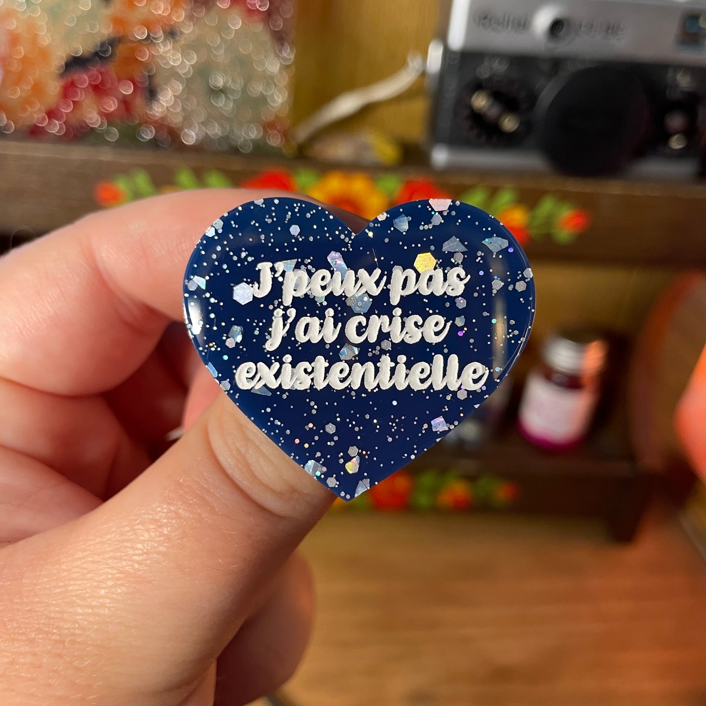 Broche "J'peux pas j'ai crise existentielle" en acrylique bleue à paillettes