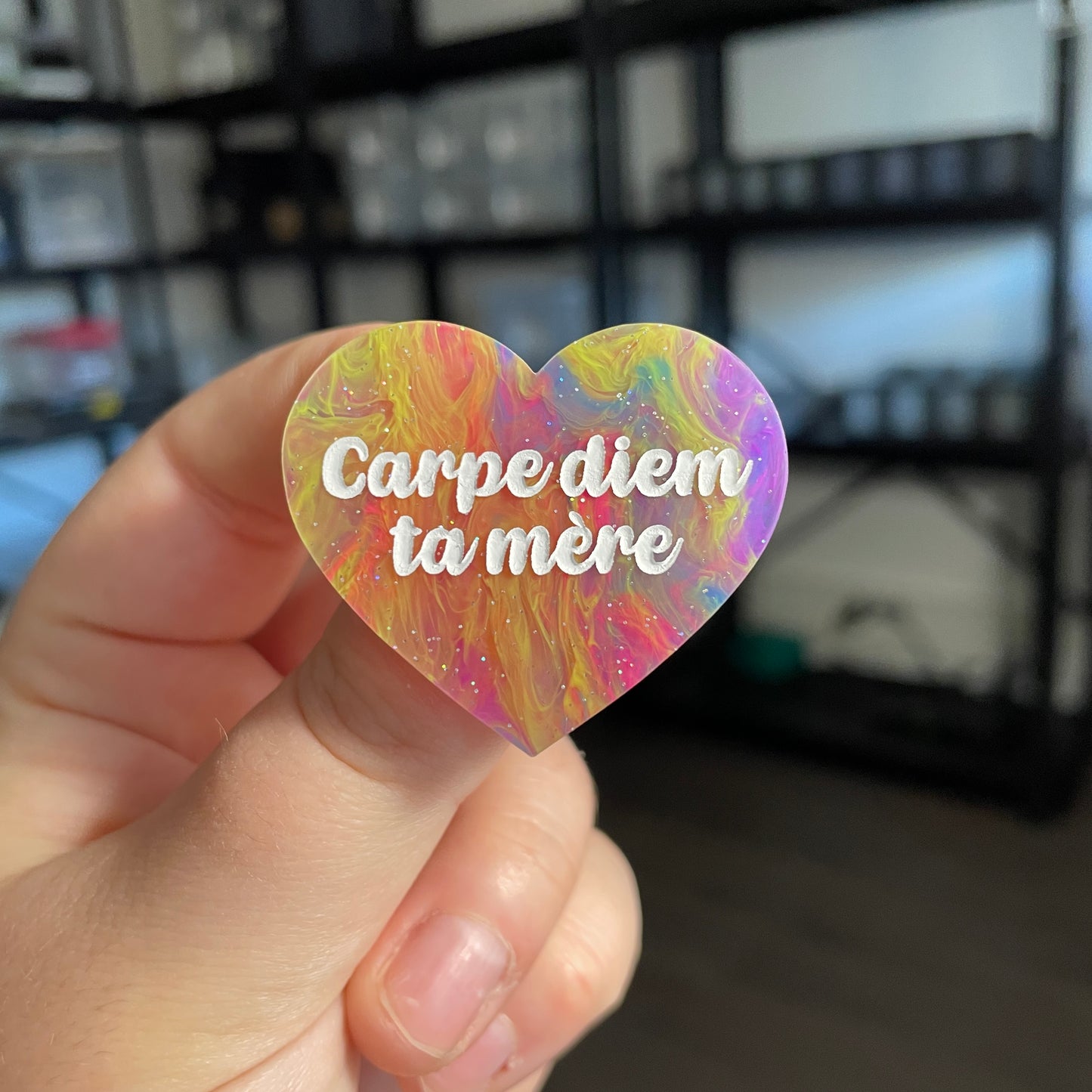 Broche "Carpe diem ta mère" en acrylique semi transparente marbrée multicolore