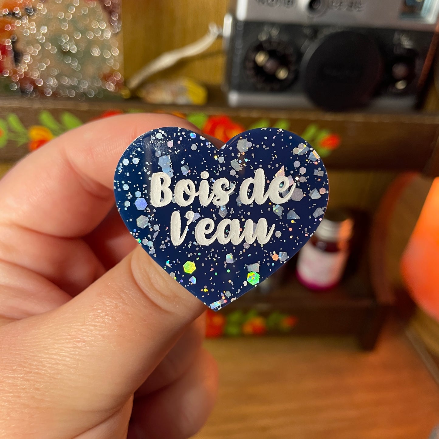Broche "Bois de l'eau" en acrylique bleue à paillettes