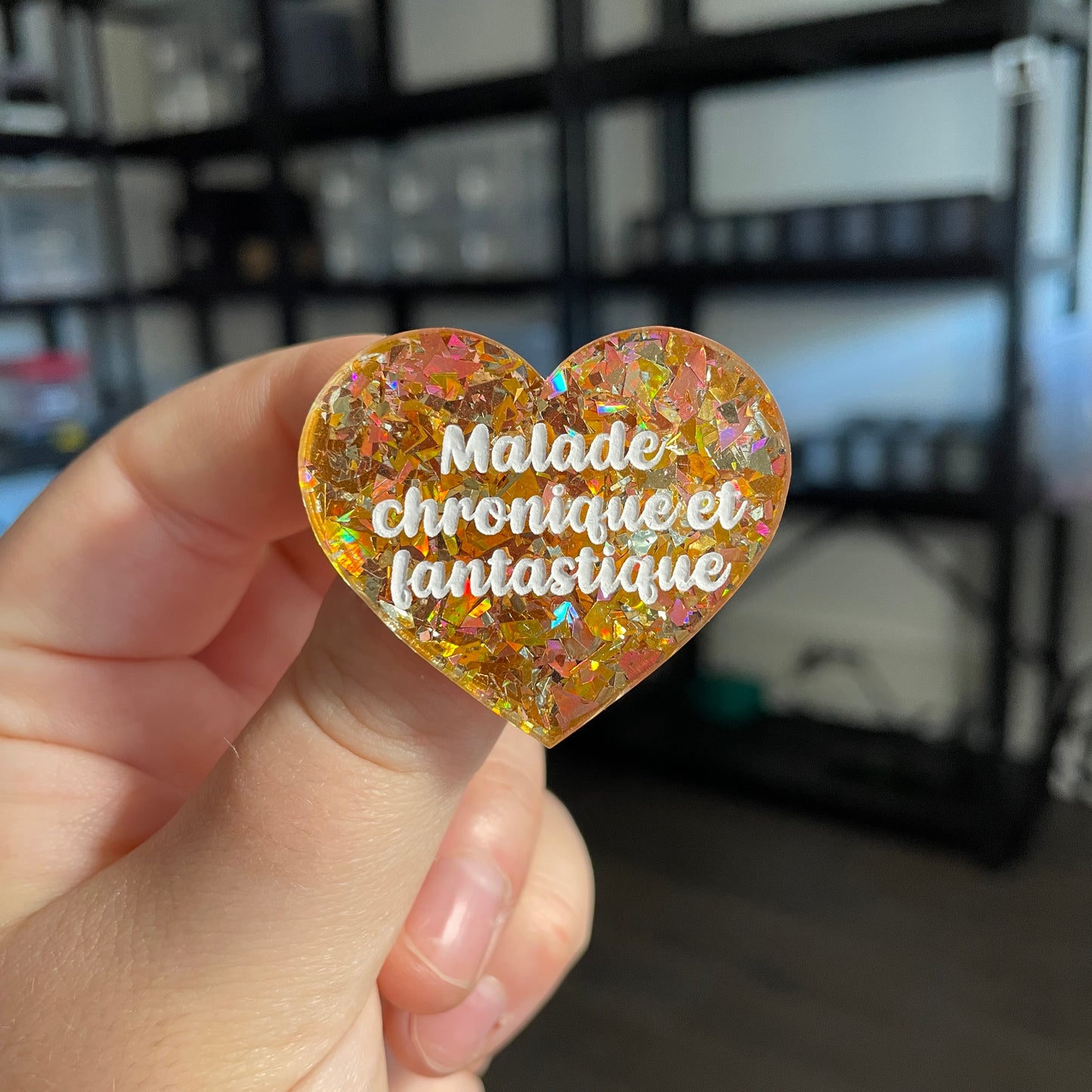 Broche "Malade chronique et fantastique" en acrylique transparente avec des confettis jaunes