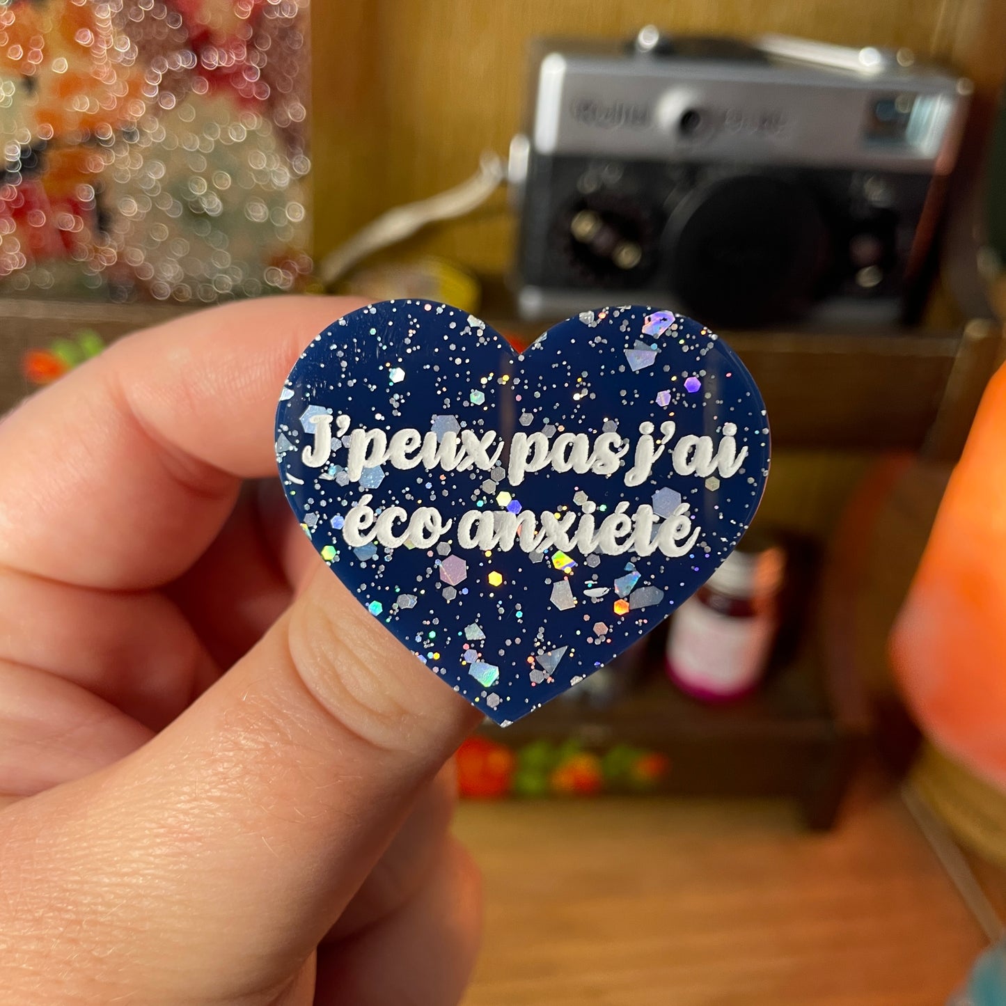 Broche "J'peux pas j'ai éco anxiété" en acrylique bleue à paillettes
