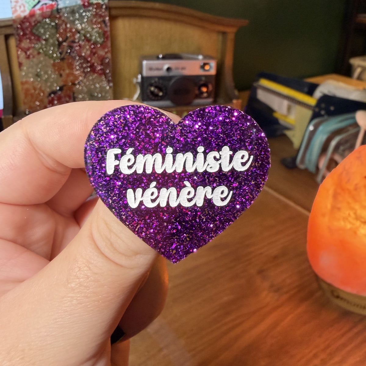 Broche "Féministe vénère" en acrylique à paillettes violettes