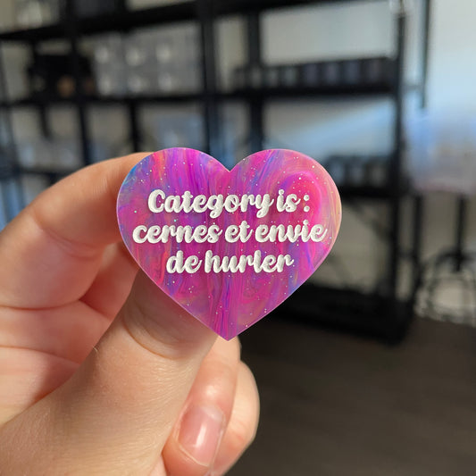 Broche "Category is : cernes et envie de hurler" en acrylique semi transparente marbrée multicolore