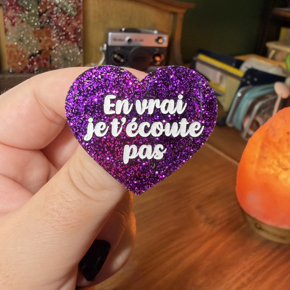 Broche "En vrai je t'écoute pas" en acrylique à paillettes violettes