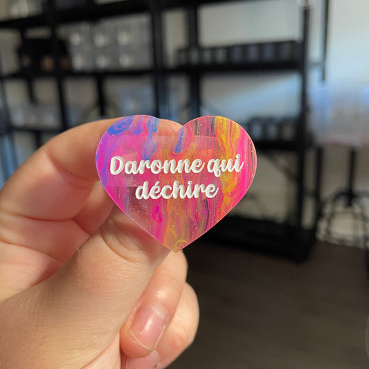 Broche "Daronne qui déchire" en acrylique semi transparente marbrée multicolore