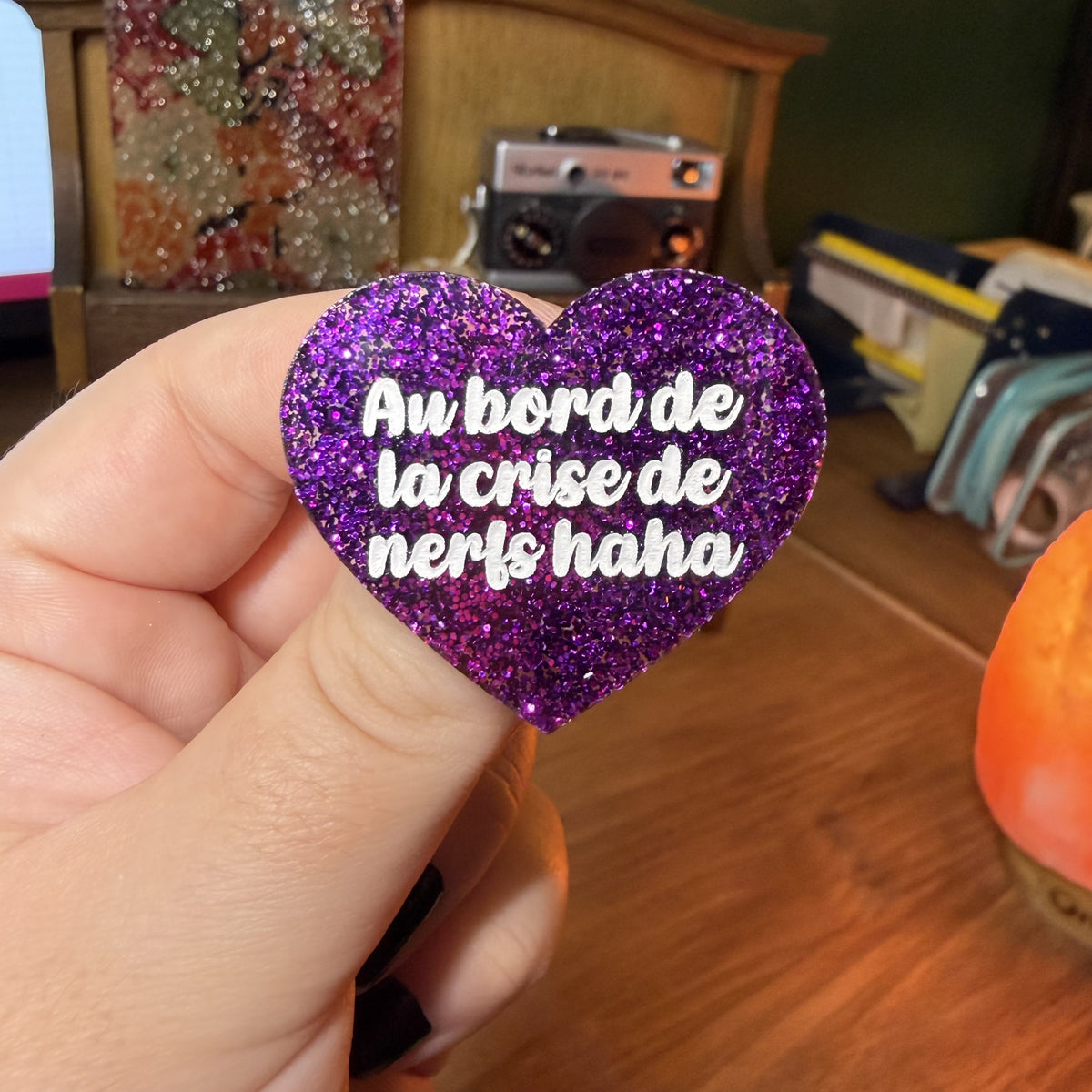 Broche "Au bord de la crise de nerfs haha" en acrylique à paillettes violettes
