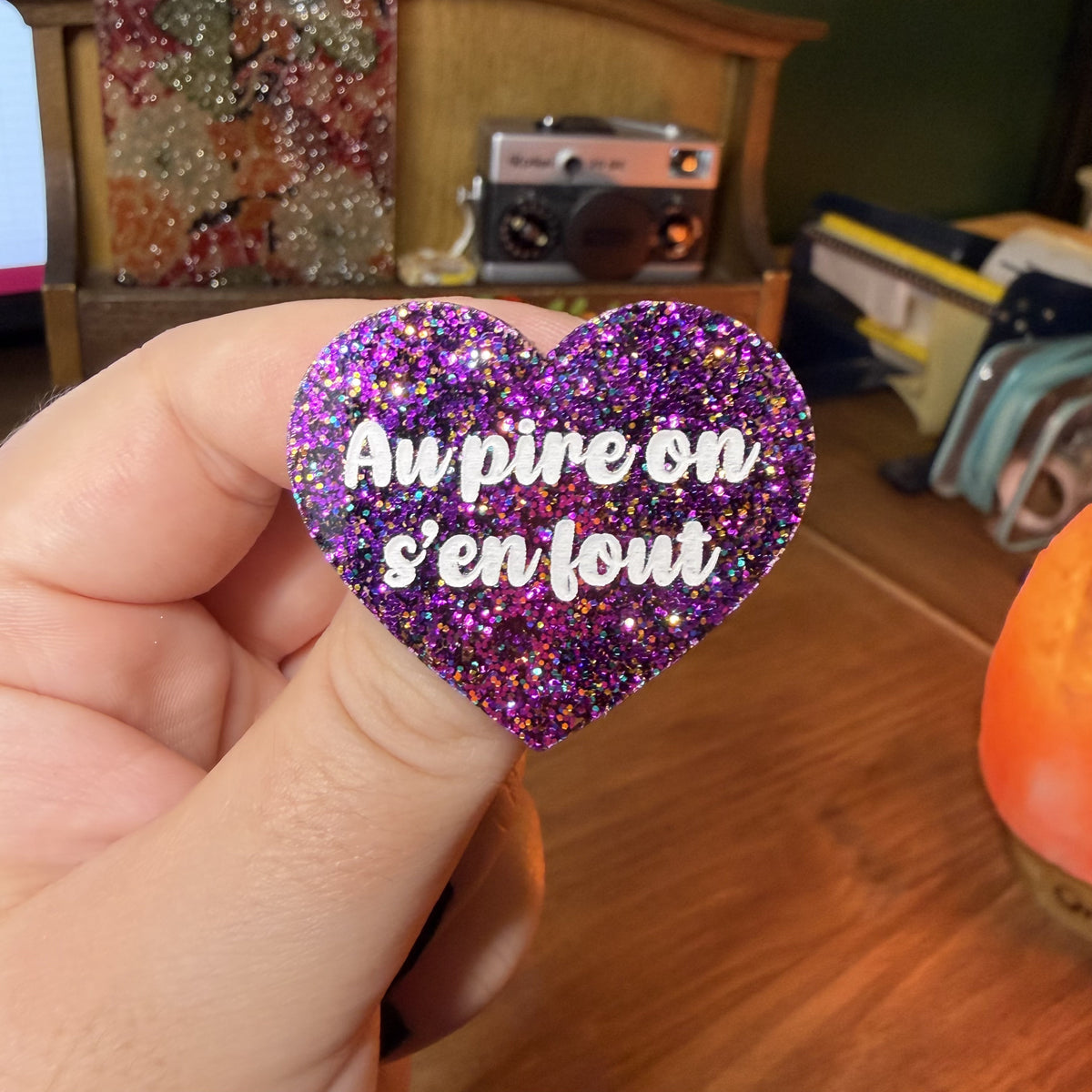 Broche "Au pire on s'en fout" en acrylique à paillettes violettes