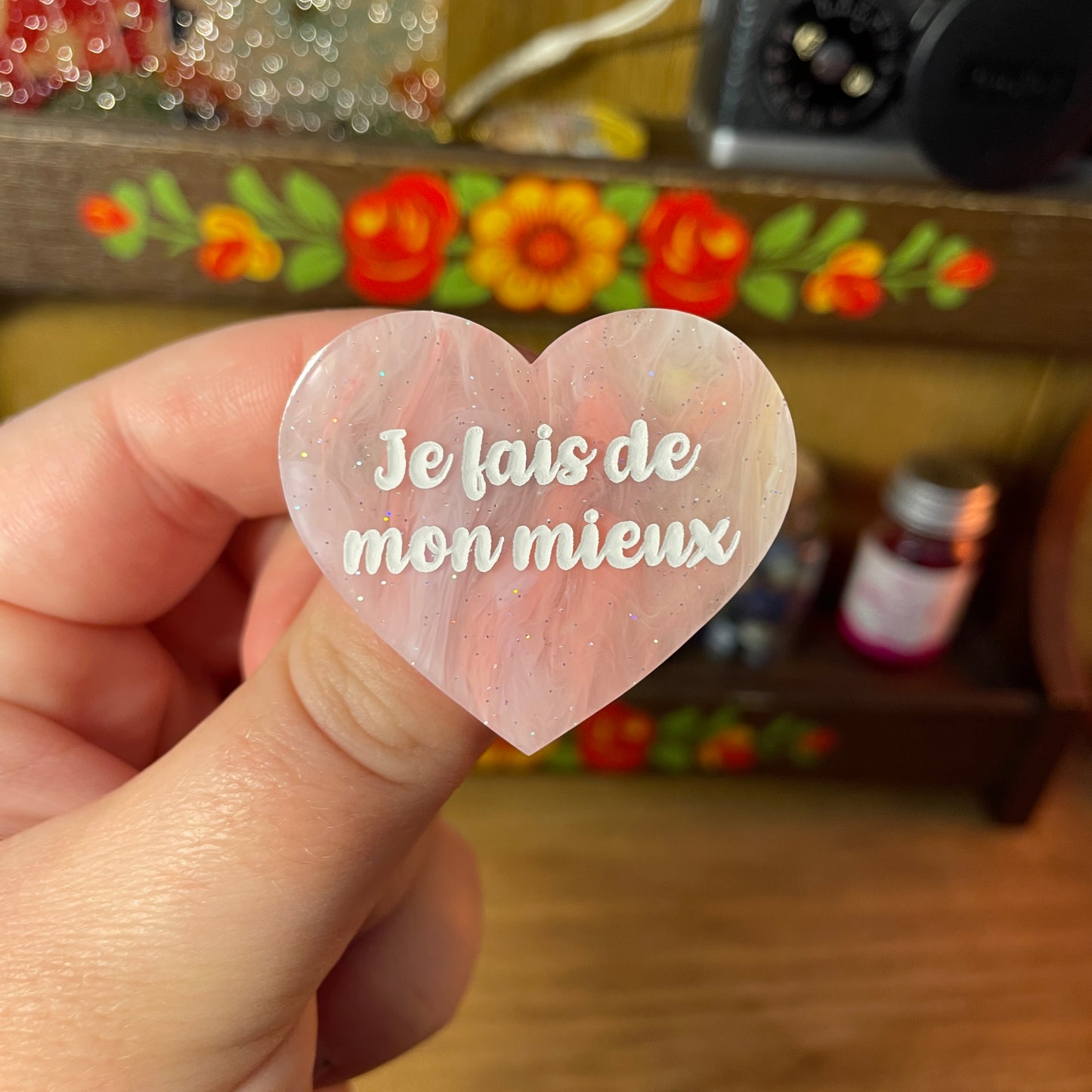 Broche "Je fais de mon mieux" en acrylique semi transparente marbrée corail, jaune et blanche à paillettes
