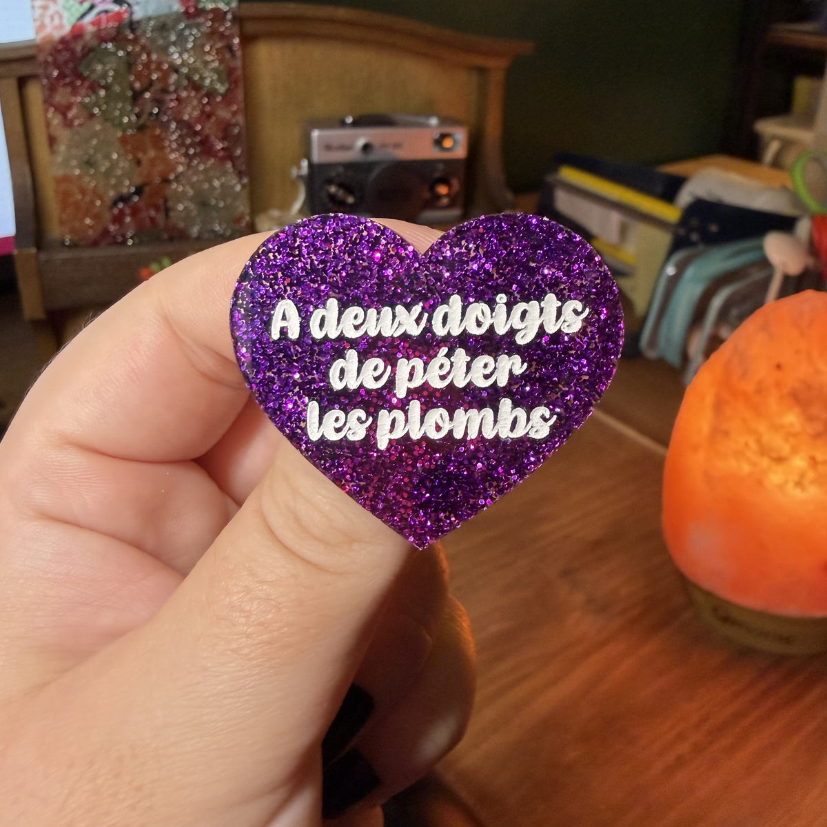 Broche "A deux doigts de péter les plombs" en acrylique à paillettes violettes