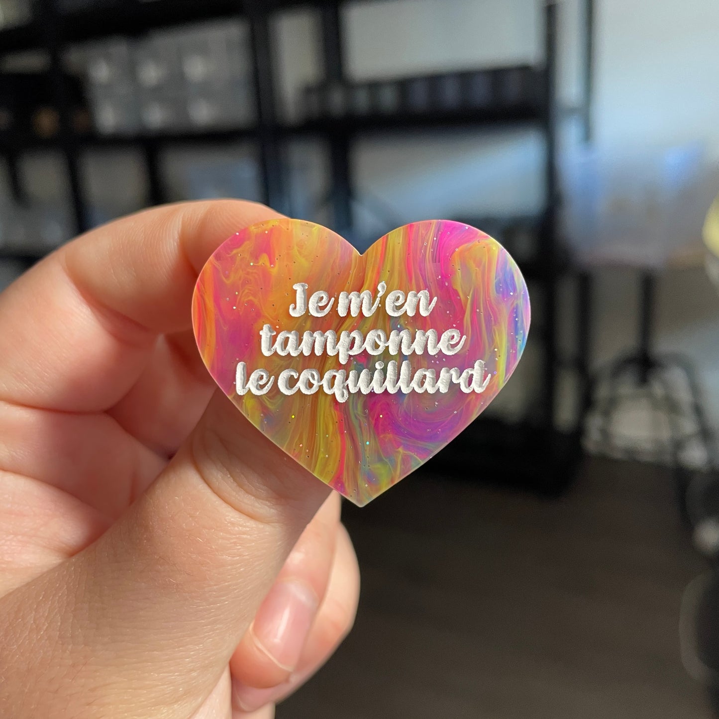 Broche "Je m'en tamponne le coquillard" en acrylique semi transparente marbrée multicolore