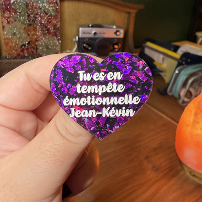 Broche "Tu es en tempête émotionnelle Jean-Kévin" en acrylique noire avec des éclats de confettis violets