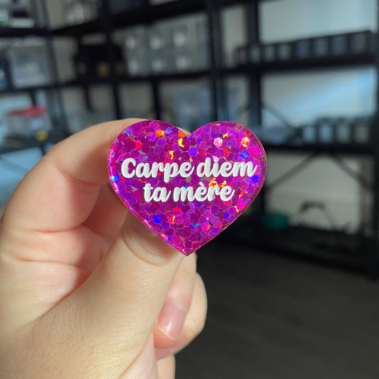 Broche "Carpe diem ta mère" en acrylique semi transparente avec des confettis fuchsia