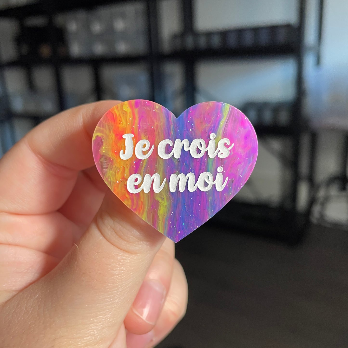 Broche "Je crois en moi" en acrylique semi transparente marbrée multicolore