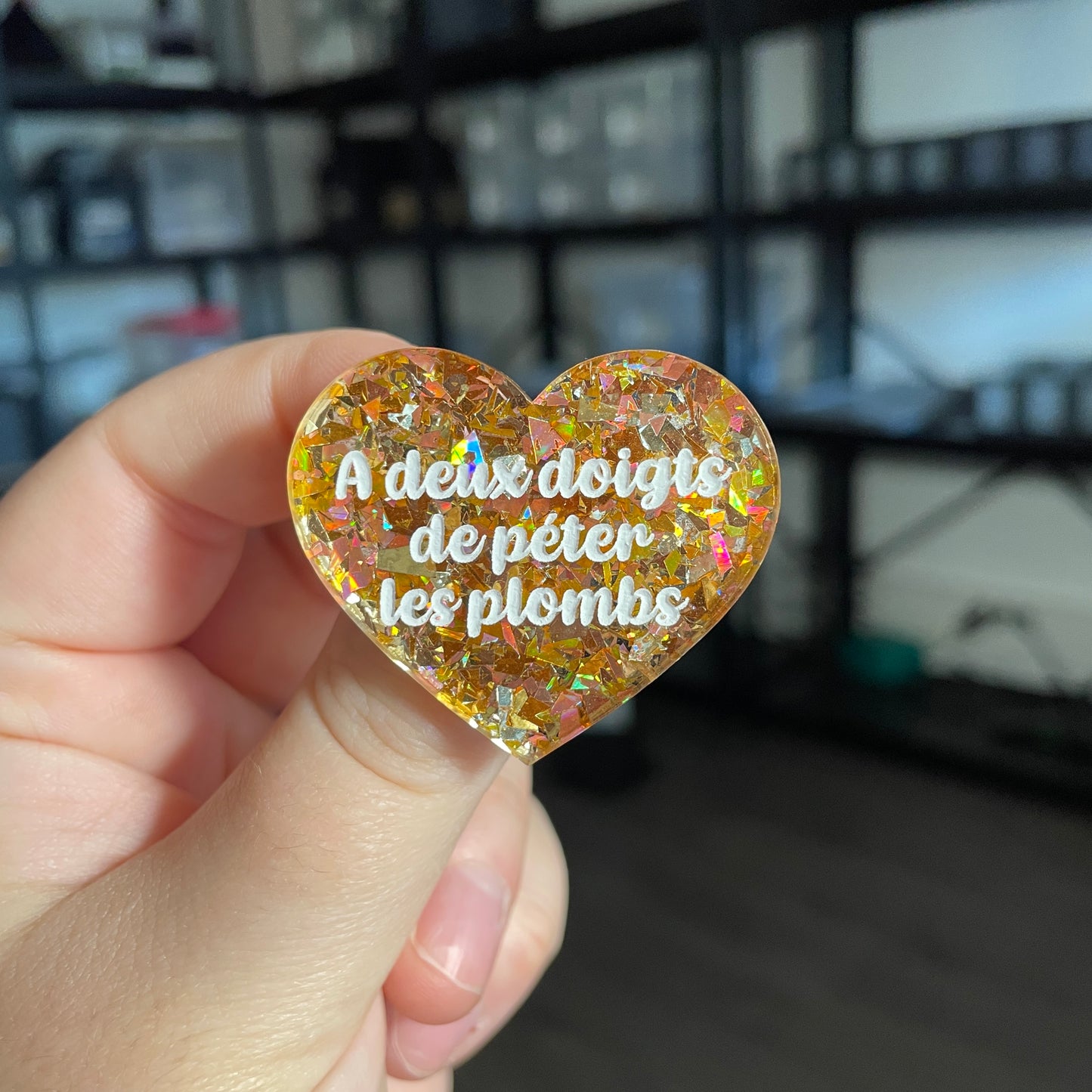 Broche "A deux doigts de péter les plombs" en acrylique transparente avec des confettis jaunes