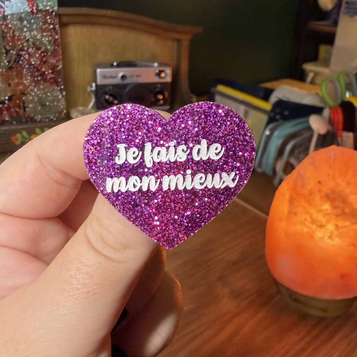 Broche "Je fais de mon mieux" en acrylique à paillettes violettes