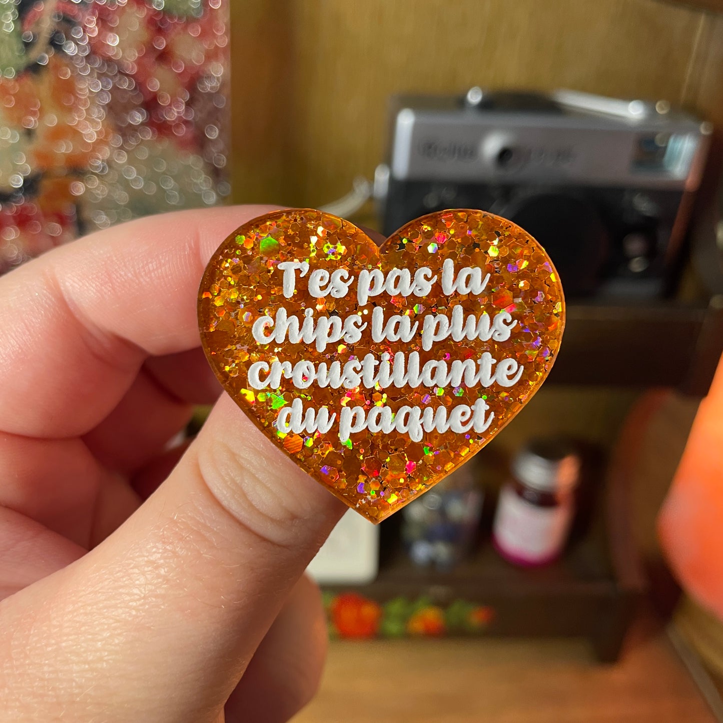 Broche "T'es pas la chips la plus croustillante du paquet" en acrylique semi transparente à paillettes oranges