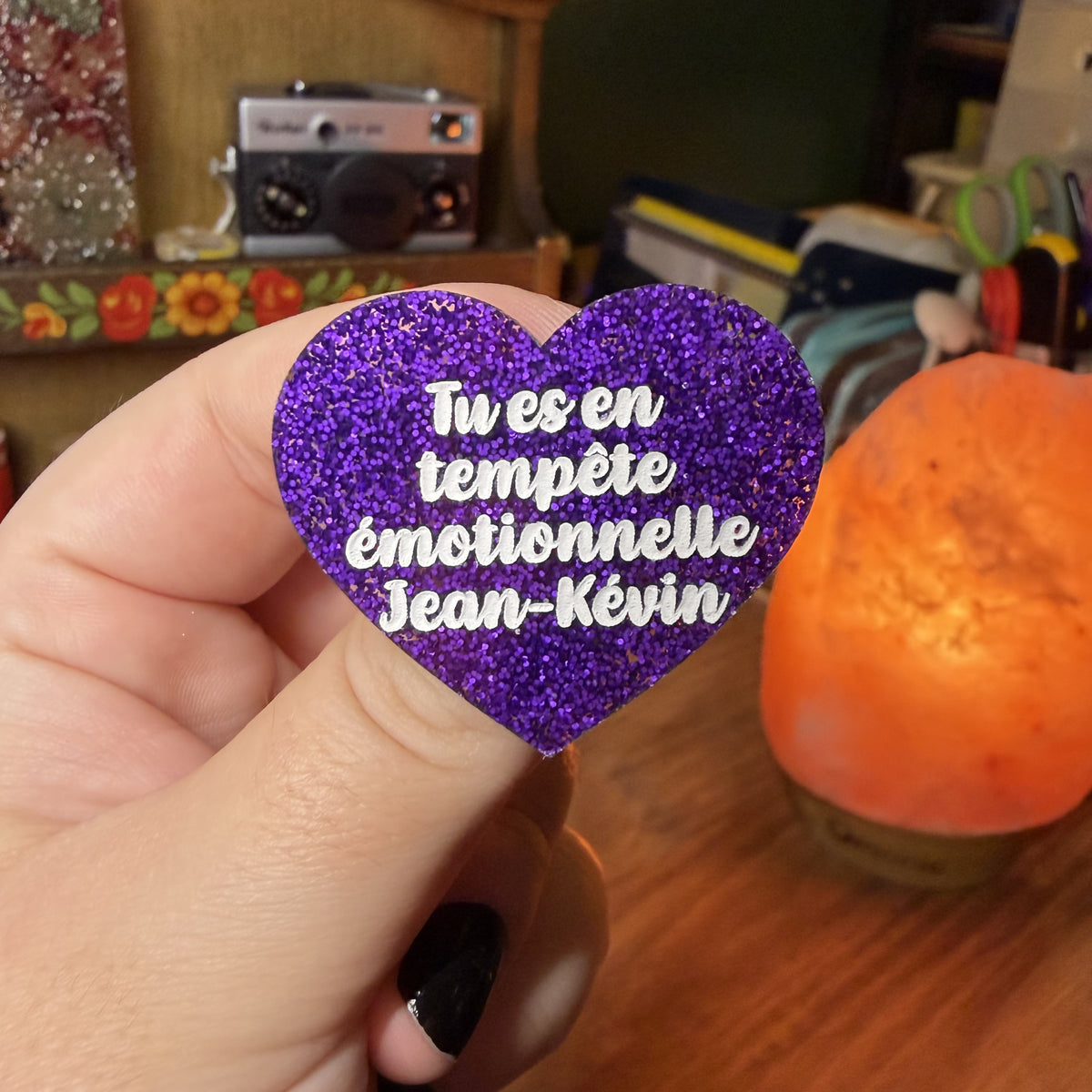 Broche "Tu es en tempête émotionnelle Jean-Kévin" en acrylique à paillettes violettes