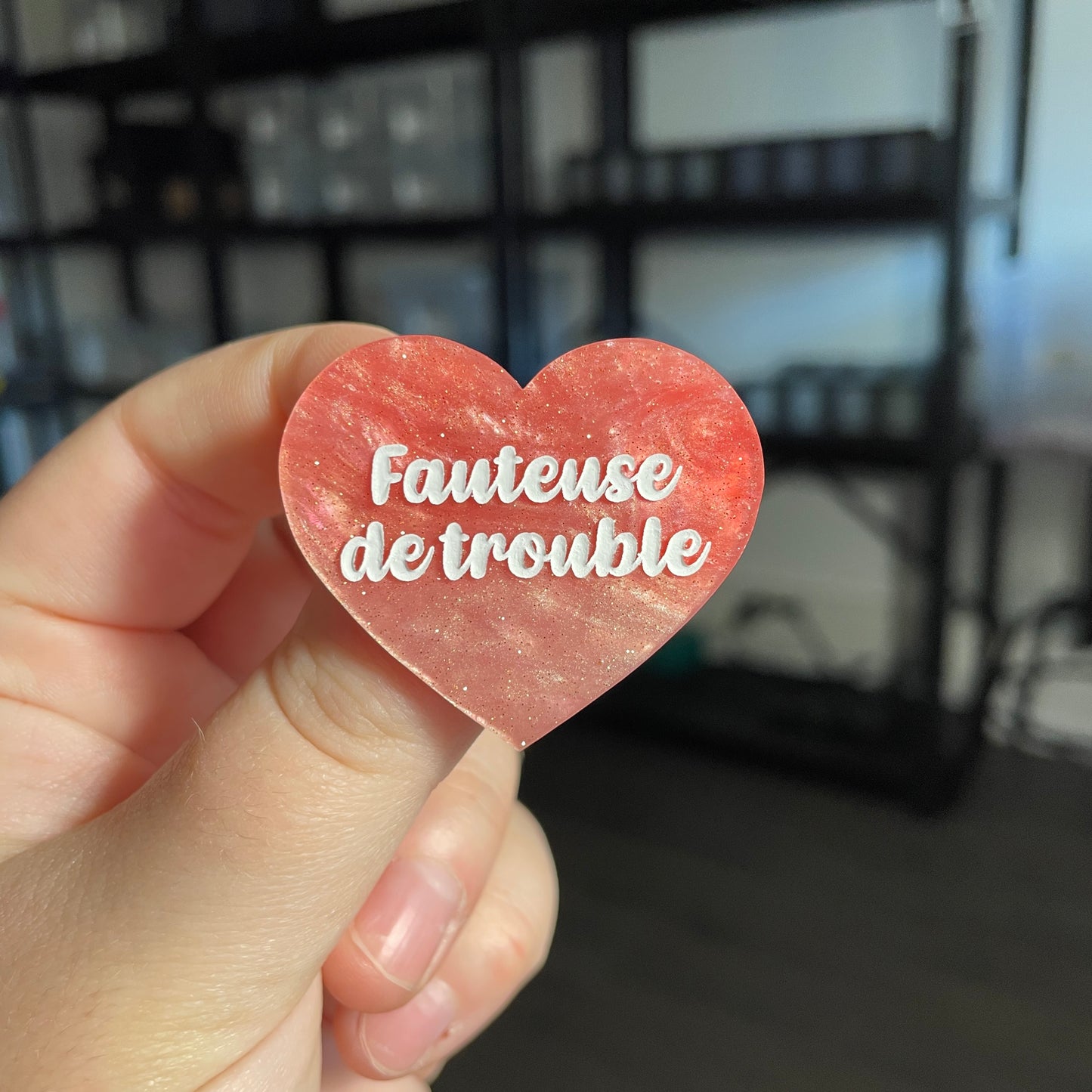 Broche "Fauteuse de trouble" en acrylique marbrée rose à paillettes
