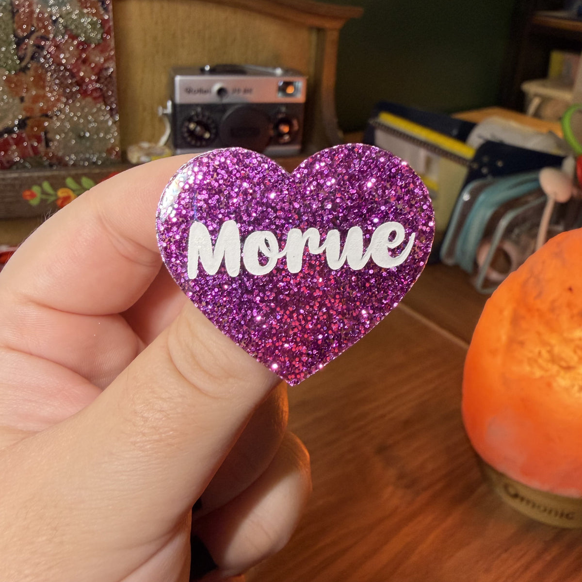 Broche "Morue" en acrylique à paillettes violettes
