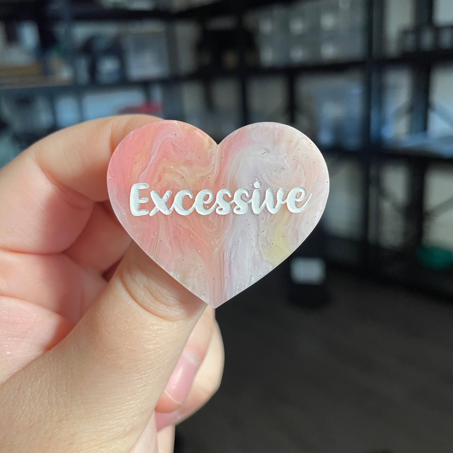Broche "Excessive" en acrylique marbrée corail, orange, jaune et blanche à paillettes