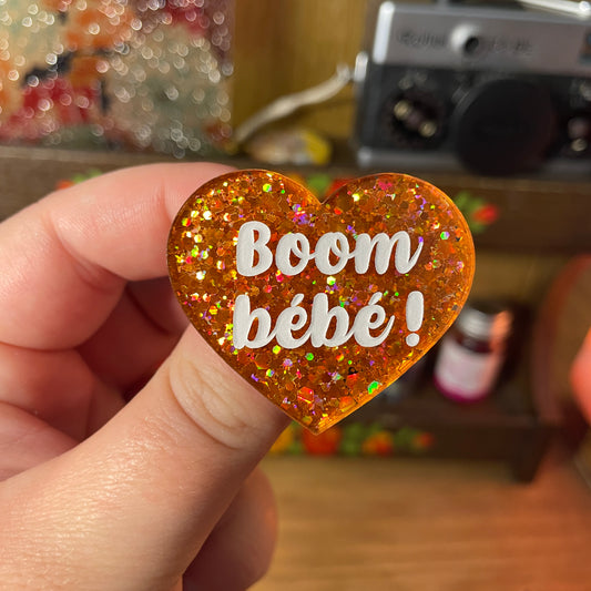 Broche "Boom bébé !" en acrylique semi transparente à paillettes oranges