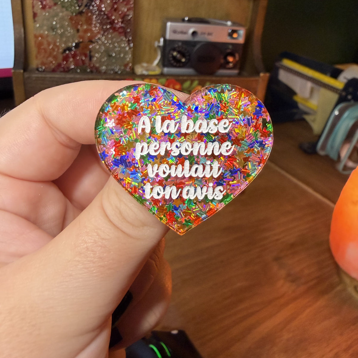 Broche "A la base personne voulait ton avis" en acrylique semi transparente avec des étoiles multicolores