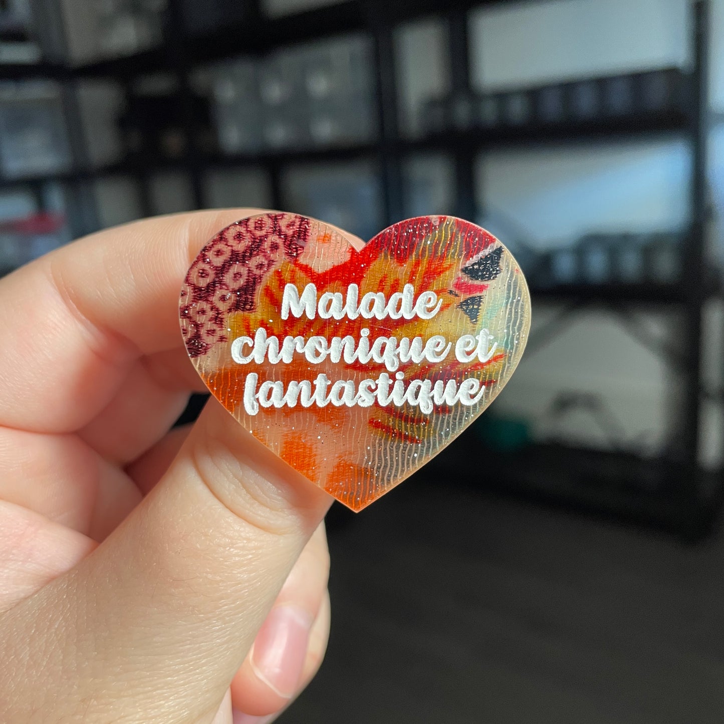 Broche "Malade chronique et fantastique" en acrylique japonaise semi transparente avec du tissu à paillettes