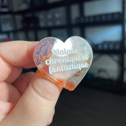 Broche "Malade chronique et fantastique" en acrylique japonaise semi transparente avec du tissu à paillettes