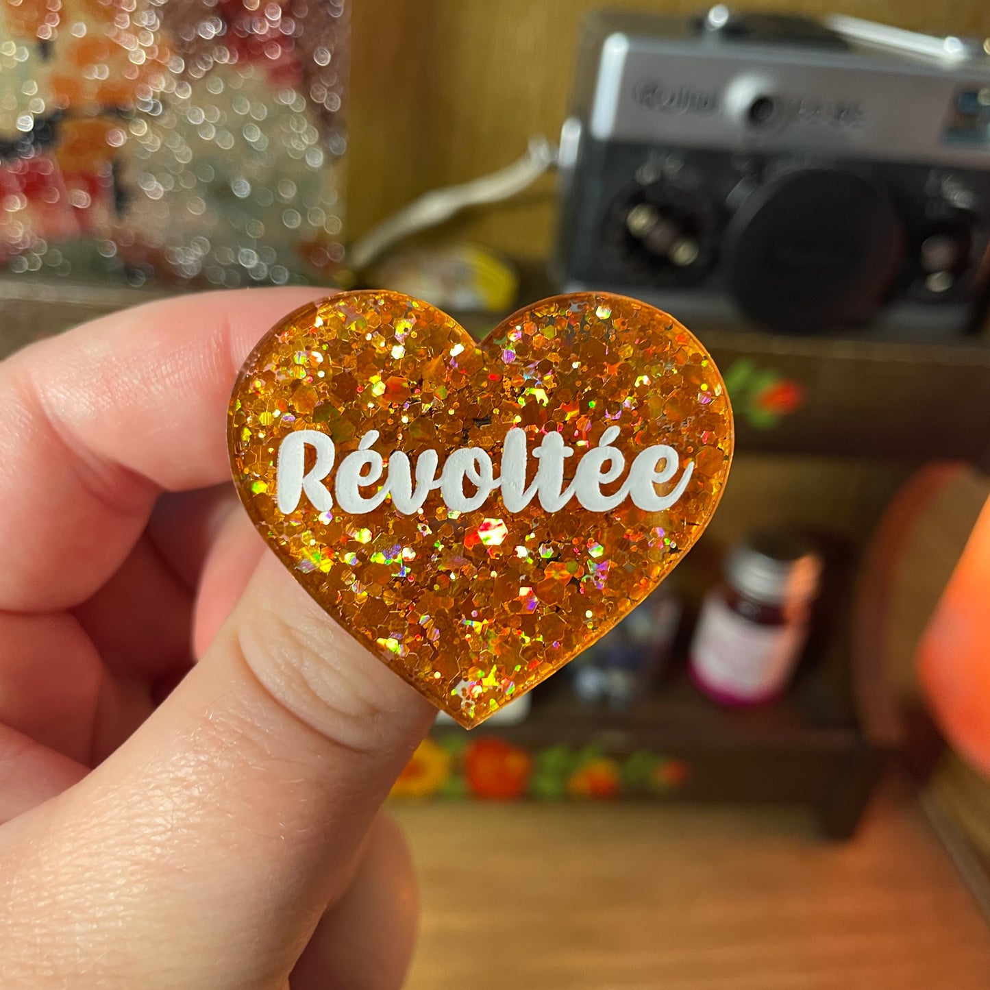 Broche "Révoltée" en acrylique semi transparente à paillettes oranges