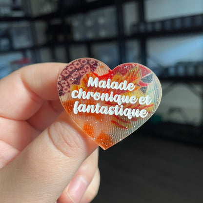Broche "Malade chronique et fantastique" en acrylique japonaise semi transparente avec du tissu à paillettes