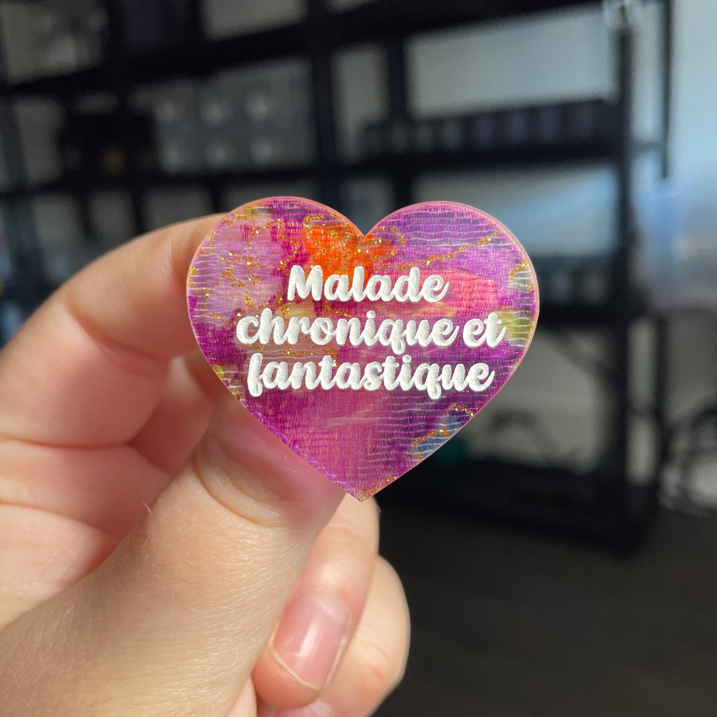 Broche "Malade chronique et fantastique" en acrylique japonaise semi transparente avec du tissu à paillettes