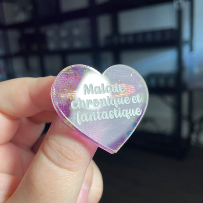 Broche "Malade chronique et fantastique" en acrylique japonaise semi transparente avec du tissu à paillettes