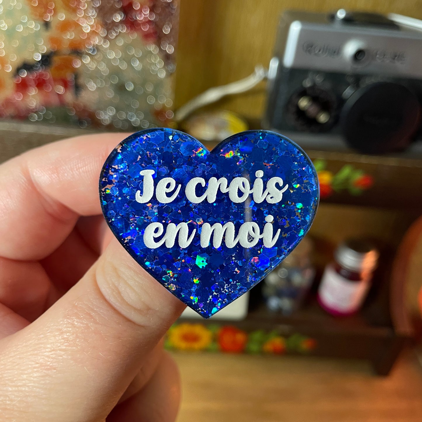 Broche "Je crois en moi" en acrylique semi transparente à paillettes bleues